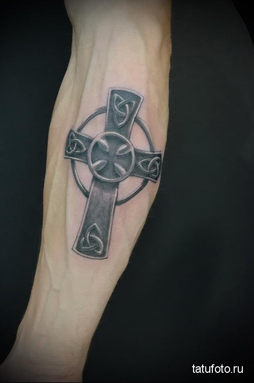 Фото черный крест тату на руке - 9