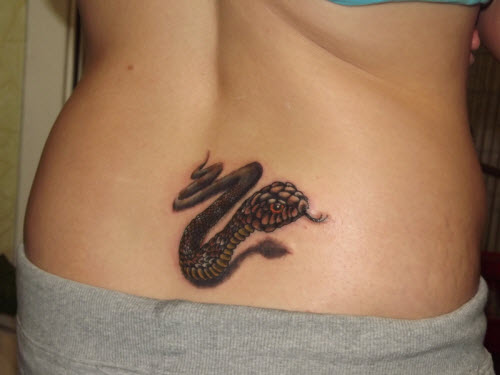 Фото женских тату со змеями - 1