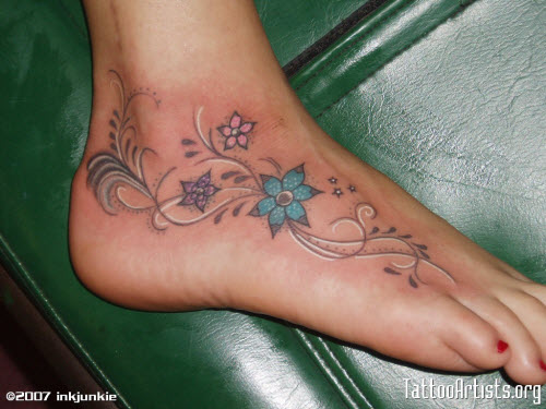 Женская тату цветок на ноге фото - 1