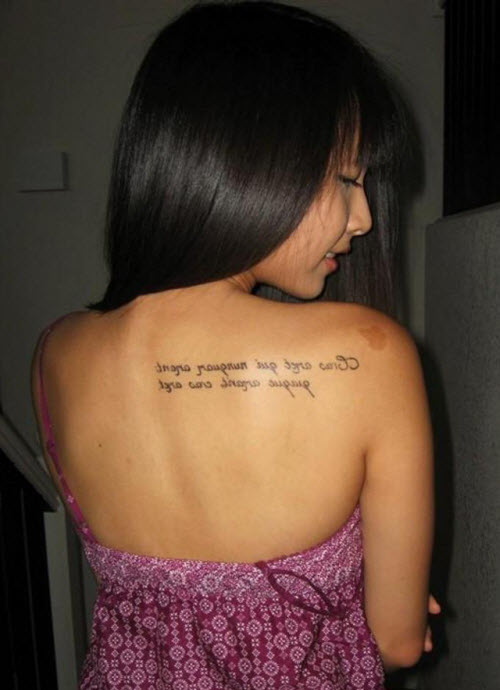 Тату надпись на спине девушки фото - 7