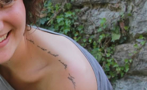 Тату надписи на плече женские фото - 6